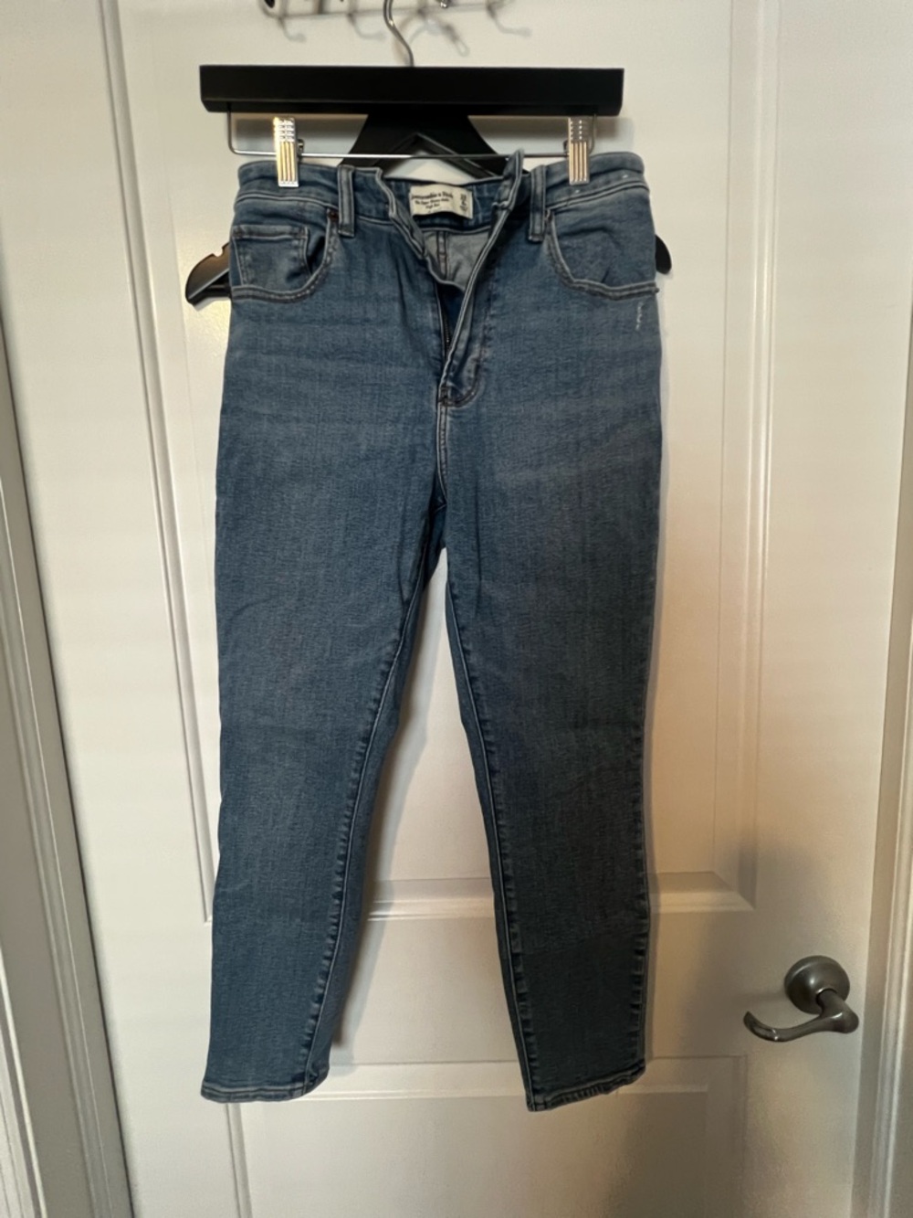 Abercrombie & Fitch Women’s Skinny Jeans — Medium Blue Wash